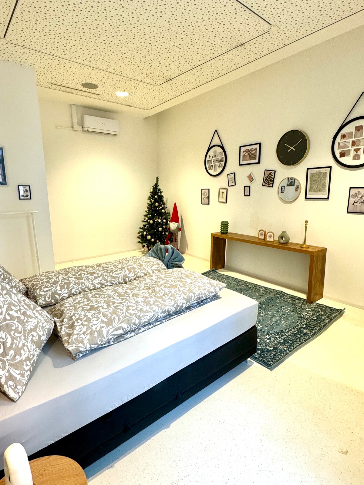 Bedroom 2 image 8