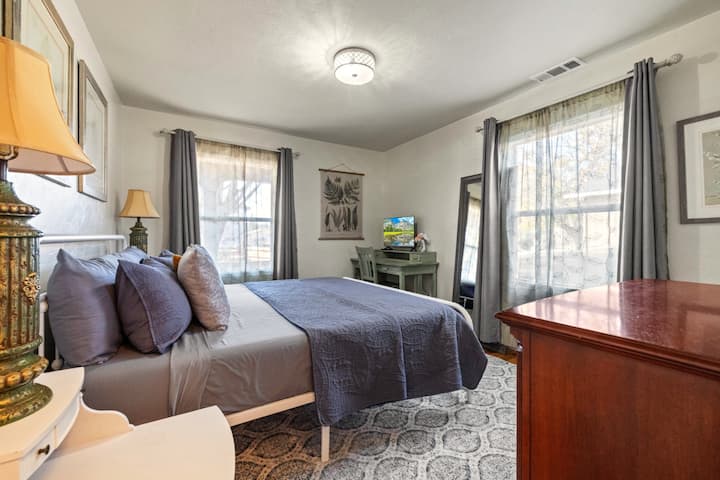 Quarto do jardim - quarto da frente com cama king size. Prepare-se para o seu dia no espelho de corpo inteiro ou relaxe com seus programas favoritos na Smart TV.
