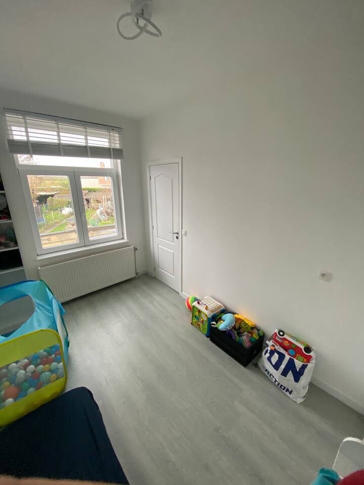 Dhomë fëmijësh. Do të jetë i pranishëm një krevat fëmijësh. 