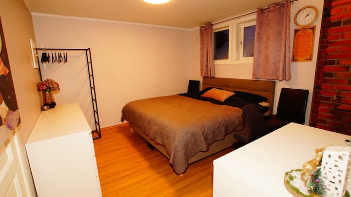 Спалня на 1 - ви етаж. Голямо двойно легло, бюро, място за съхранение на дрехи. 