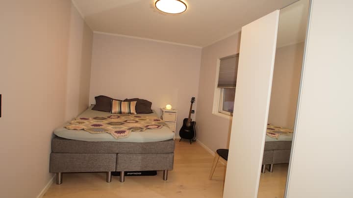 Спалня на 2 - ри етаж, с бюро за писане, гардероб и наблюдение на звездите. 