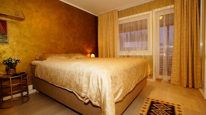 Спалня на втория етаж. Двойно легло и голям гардероб с плъзгаща се врата. Много уютна спалня с изход към верандата с изглед.