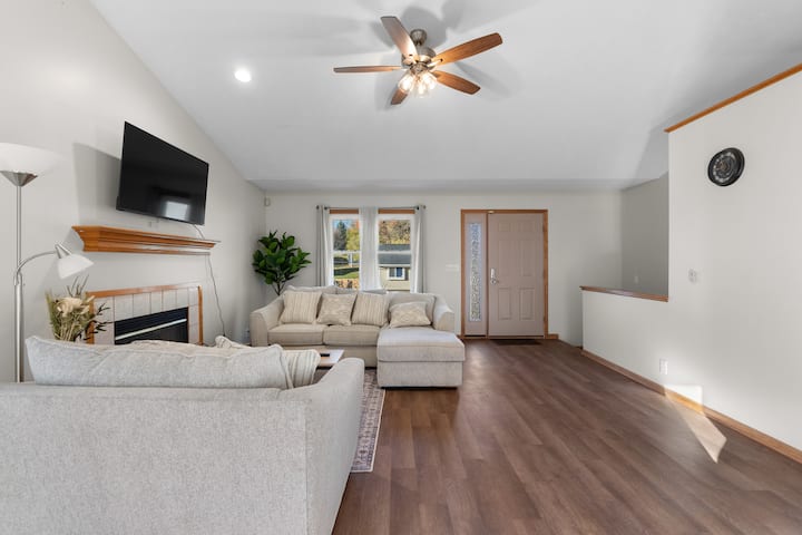 Cozy 3bd/2.5ba Home- Near Downtown Omaha And Zoo - Council Bluffs, IA