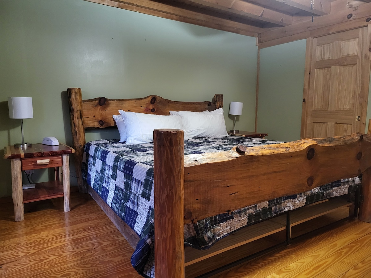 Spacious master w/ king bed ️ sleeps 2 ppl max & 2 nightstands each w/ lamp & USB. Ceiling fan & Roku TV. New curtain lets you sleep in w/out morning sun. Hanging rack w/ hangers; ensuite bathroom. Relax after trails ,  & tastings 