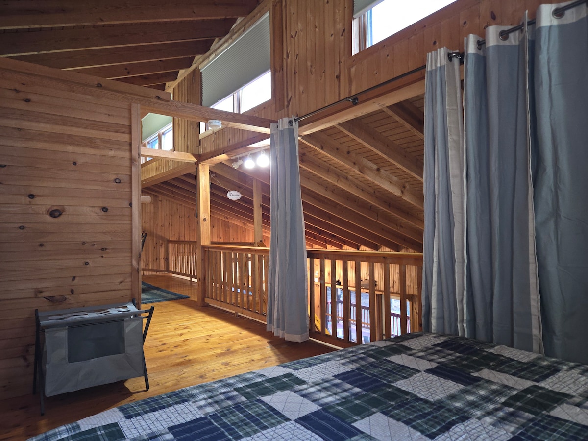 Open loft w/ king bed ️ sleeps 2 ppl max & 2 nightstands each w/ lamp & USB. Curtains provide privacy while keeping the space airy. Closet has shelving; hanging space in game-room closet. Full bathroom upstairs. Relax after trails  & tastings 