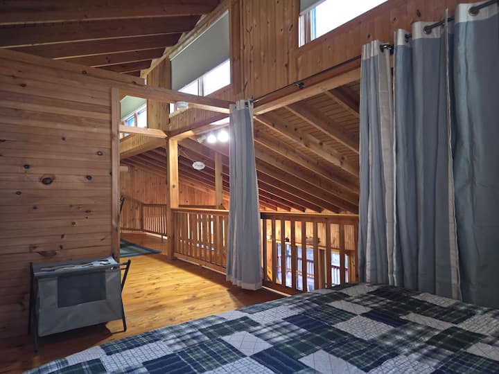 Open loft w/ king bed ️ sleeps 2 ppl max & 2 nightstands each w/ lamp & USB. Curtains provide privacy while keeping the space airy. Closet has shelving; hanging space in game-room closet. Full bathroom upstairs. Relax after trails  & tastings 