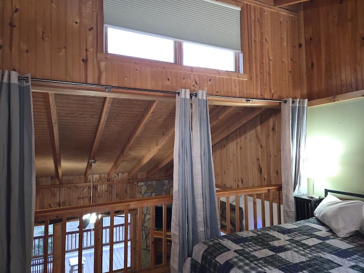 Open loft w/ king bed ️ sleeps 2 ppl max & 2 nightstands each w/ lamp & USB. Curtains provide privacy while keeping the space airy. Closet has shelving; hanging space in game-room closet. Full bathroom upstairs. Relax after trails  & tastings