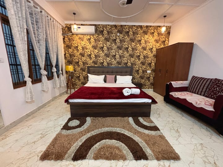 Camera da letto con aria condizionata, letto king size, armadio, divano, postazione di lavoro, TV e bagno annesso!