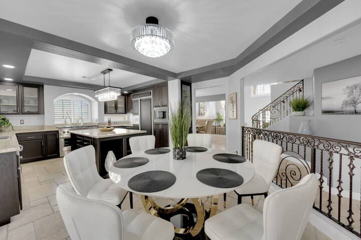 Spacious 5 Bedroom. Pool, RV Parking, Patio, Grill gallery image 3