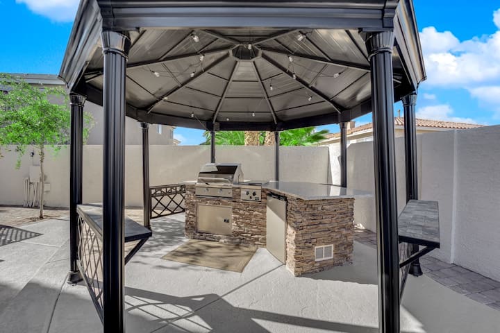 Spacious 5 Bedroom. Pool, RV Parking, Patio, Grill gallery image 5