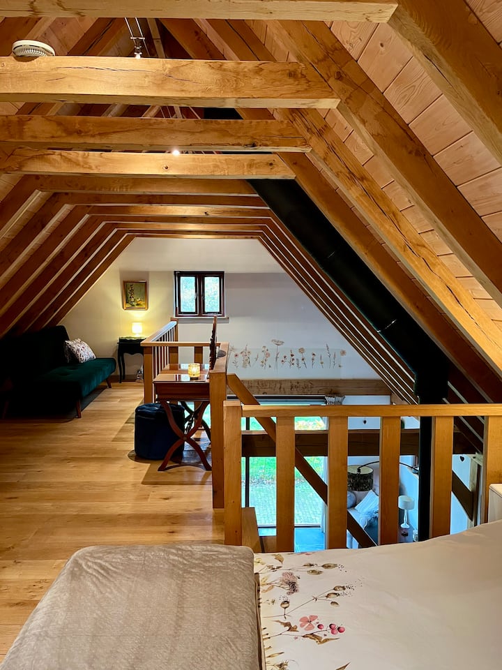 Nyumba ya shambani inavutia hisia ya nje kwa sababu ya matumizi makubwa ya mbao