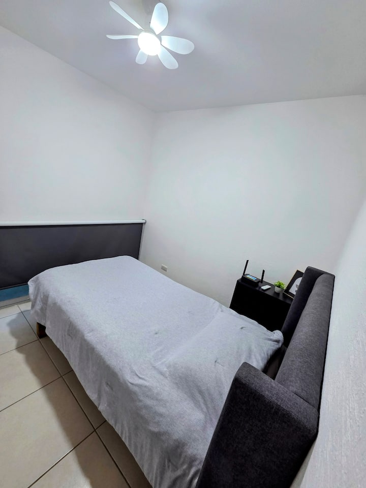 一楼的卧室，配备单人床