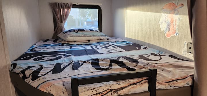 יש בו מיטת קומותיים מלאה ומתחם טעינה 