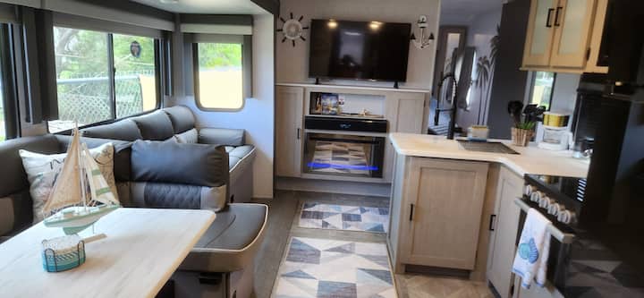 סלון נוח, פינת אוכל ומטבח מאובזר. 