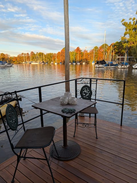 Houseboat in the delta, unique nights by the river