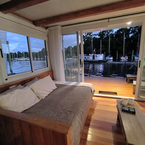 Houseboat in the delta, unique nights by the river
