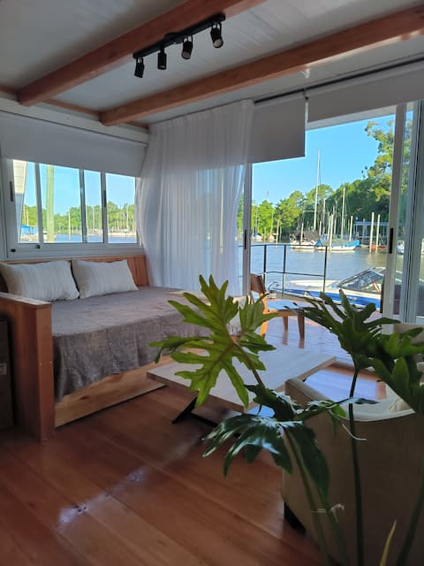 Exclusive houseboat in the Delta on the river