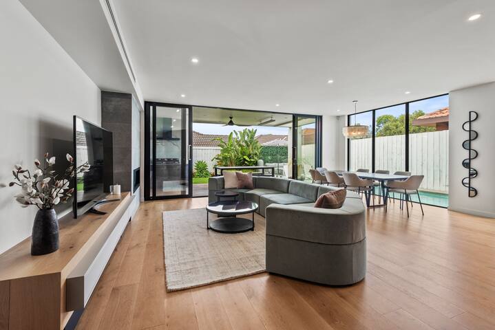 Bayside Grandeur /Heated Pool,Spa,Sauna,5 Ensuites gallery image 3