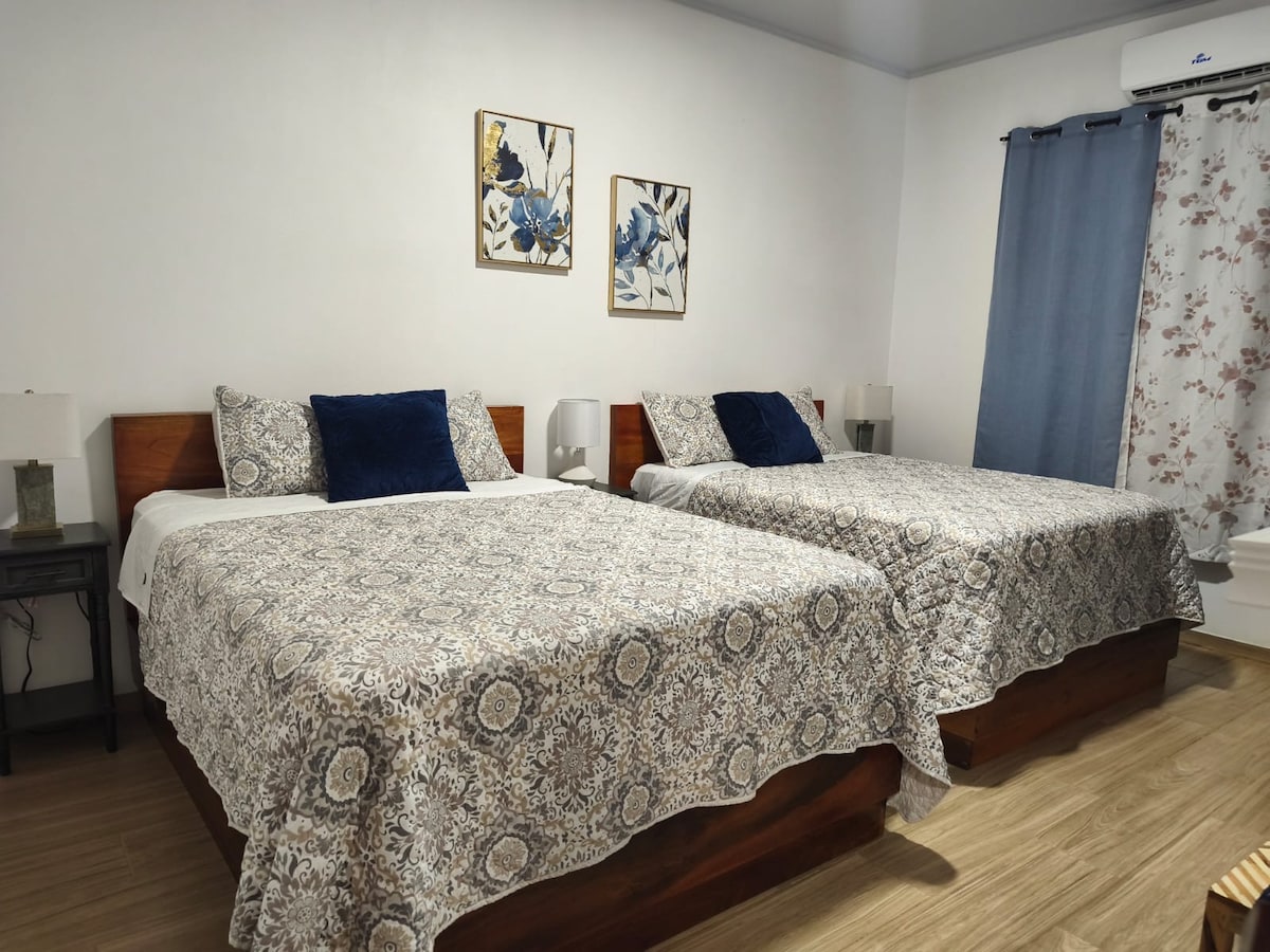 Slaapkamer #2 met queensize bed en volledig bed (tweepersoonsbed) met kast en airconditioning. 