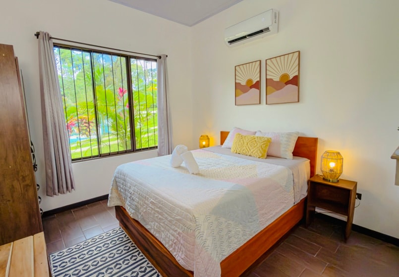 Slaapkamer #6 in La Casita met queensize bed met geweldig uitzicht op de tuin en het zwembad. met kast en airconditioning. 