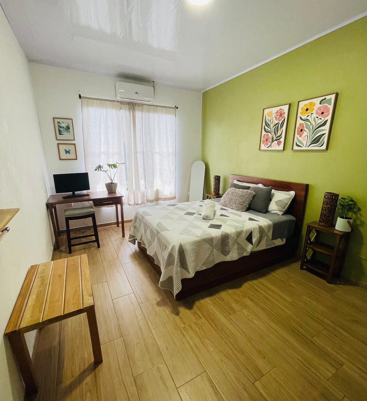 Ruime slaapkamer #3 heeft een queensize bed met kastruimte en bureau, met een eigen airconditioner. 