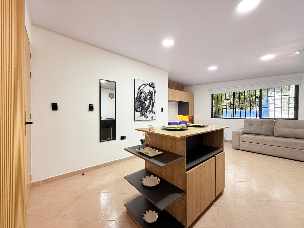 Sehemu yenye starehe yenye muundo wa kisasa na mazingira angavu, yenye sofa ya starehe, madirisha yanayotoa mandhari ya asili.