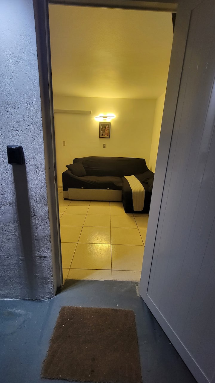 Divan krevat i rehatshëm, batanije dhe jastëkë shtesë të disponueshëm