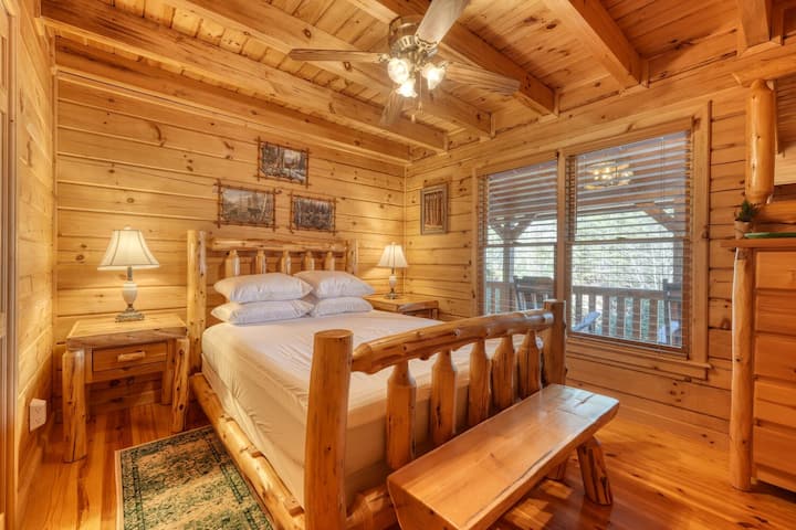 Maak momenten onvergetelijk door te ontspannen in deze gezellige slaapkamer die is ontworpen voor rustgevende nachten.