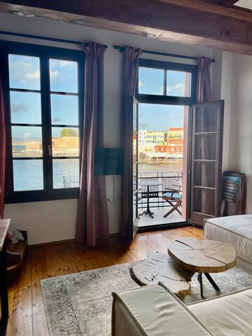 E1-Balcony on heart of old harbor-Erietta suites