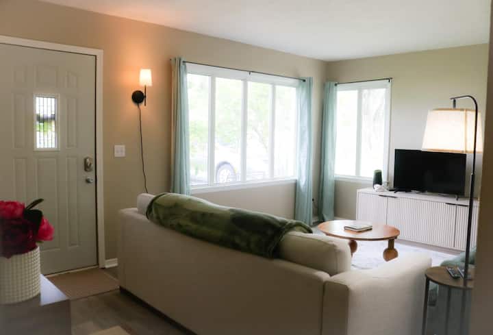 Hot Tub/ 2 Bedroom 1 Bath/ Whole House/king Bed - Bellevue, OH