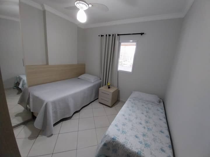 habitación con dos camas individuales y dos auxiliares. 