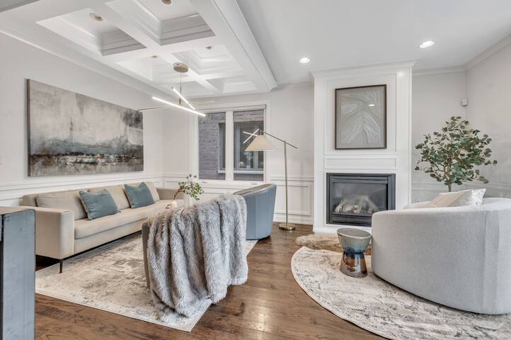 Trendy & Cozy 4BR/4BA with Garage,West Town gallery image 3