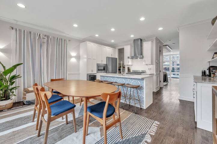 Trendy & Cozy 4BR/4BA with Garage,West Town gallery image 2