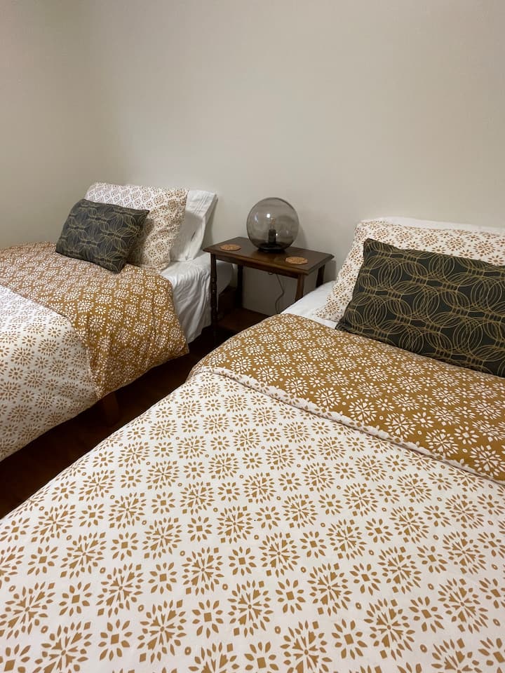 2号卧室被设置为灵活的睡眠空间，可以根据您的需求进行配置。 所有卧室均配有遮光百叶窗，让您睡个好觉。