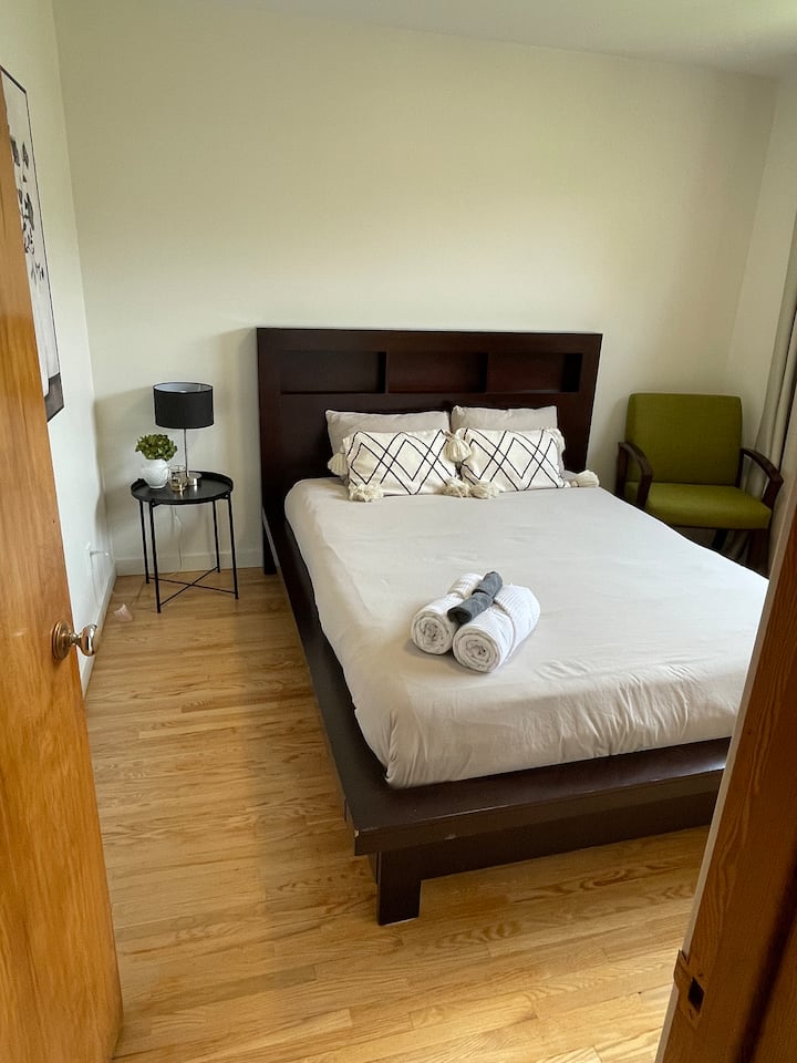 主卧配有一张标准双人床、Sealy Posturepedic床垫、床头柜和衣柜。  遮光窗帘让您拥有黑暗的睡眠空间。 