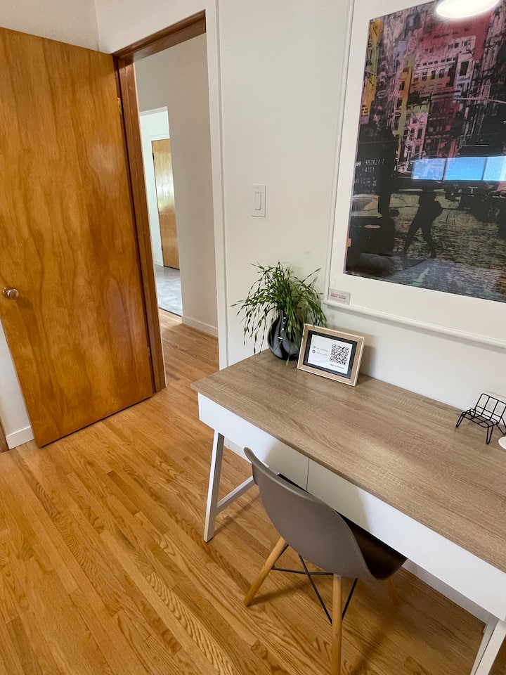 卧室设有工作空间，可与房子其他地方隔绝，以进行集中的远程工作。 