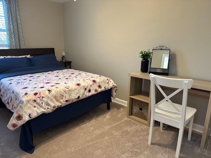 מיטה זוגית נקייה ונוחה עם מצעים נקיים! 