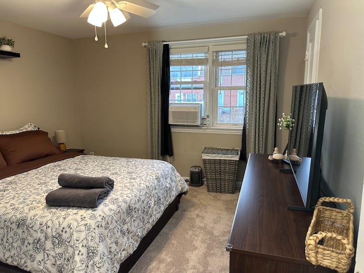 מצעים נקיים, תיהנו משינה רגועה עם מזרן ה-Novafoam החדש שלנו. הישארו במיטה ותיהנו מהתוכנית האהובה עליכם עם הטלוויזיה החכמה שלנו בגודל 48 אינץ'. 
יחידת מיזוג אוויר לחלון לנוחות נוספת!
תנור נייד כדי לחמם אתכם בחורפי קרים! 