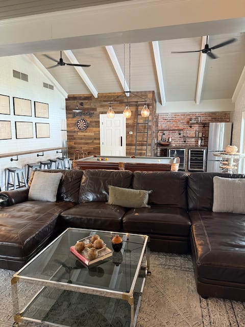 Sleeps 10! Pool Table,Coffee Bar,Darts OooHH MY!