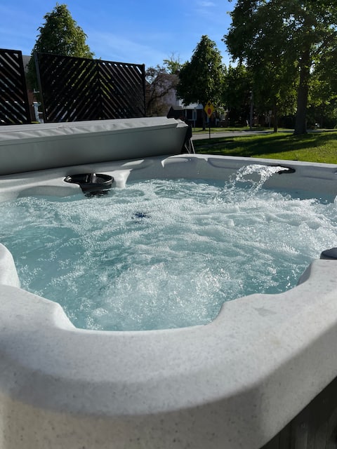 Modern Renovated home W/ Jacuzzi. Near Beachwood.