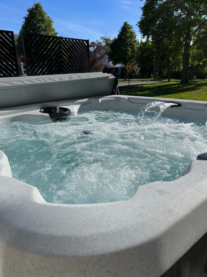Jacuzzi + Private Theater | Modern Getaway