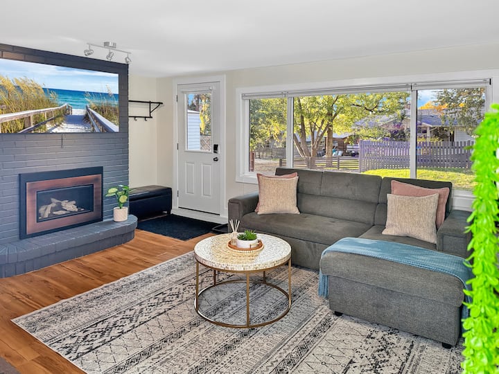 Cozy Suite | 5 Min To Dt | Self Check-in | 75" Tv - Williams Lake
