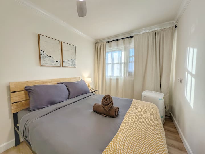 Chumba cha kulala chenye starehe katika nyumba hii ya kukodi ya likizo ya Airbnb huko Los Angeles kilicho na matandiko ya kifahari, rangi laini zisizo na mwelekeo, mwangaza wa asili na mapambo ya kisasa. Nyumba ya kukodi ya muda mfupi inayofaa huko LA kwa ajili ya wanandoa au makundi, inayotoa starehe, mapumziko na eneo la mapumziko lenye amani.