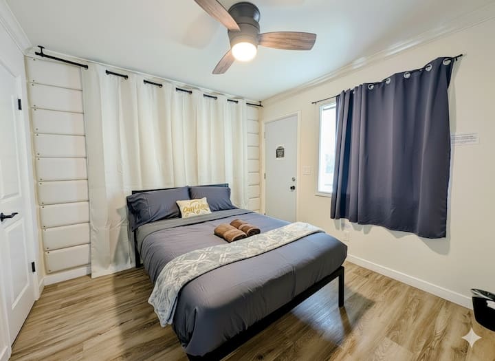 Táto spálňa v El Monte ponúka pohodlnú posteľnú bielizeň a moderné prvky, vďaka ktorým sa budete cítiť ako doma. Či už ste tu služobne alebo vo voľnom čase, toto miesto vám počas celého pobytu zabezpečí pokojný spánok a príjemnú atmosféru.