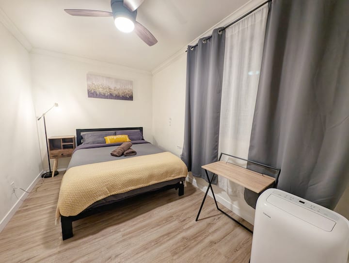 Oddýchnite si v tejto útulnej spálni v El Monte s mäkkou posteľou, mäkkou posteľnou bielizňou a moderným dekoráciami. Tento príjemný priestor navrhnutý pre pokojné noci ponúka dokonalú rovnováhu medzi pohodlím a štýlom po objavovaní Los Angeles a San Gabriel Valley.