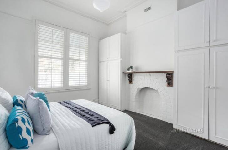 Home in Middle Park gallery image 4