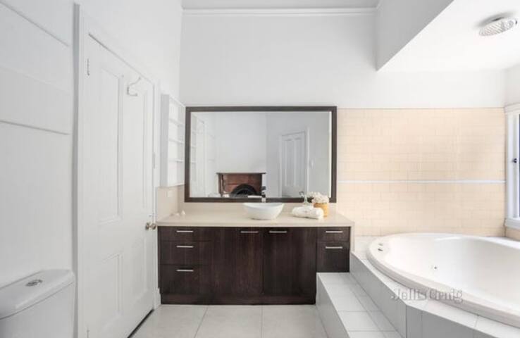 Home in Middle Park gallery image 5