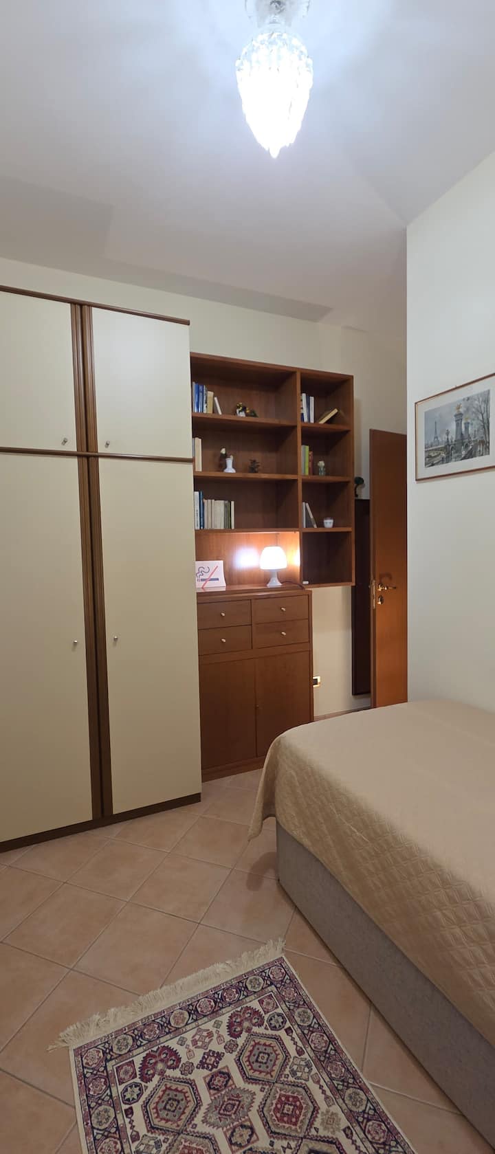 Kabati kubwa la nguo lililo na rafu ya vitabu na droo za kuhifadhi mizigo yako yote.