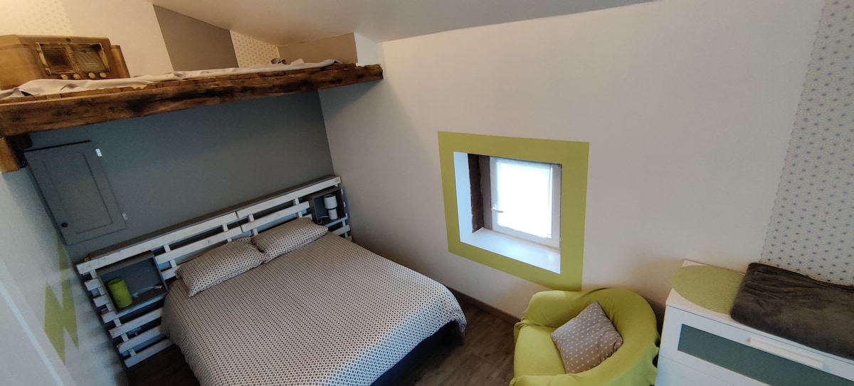 一楼卧室 
配有一张140x190的双人床
梳妆台