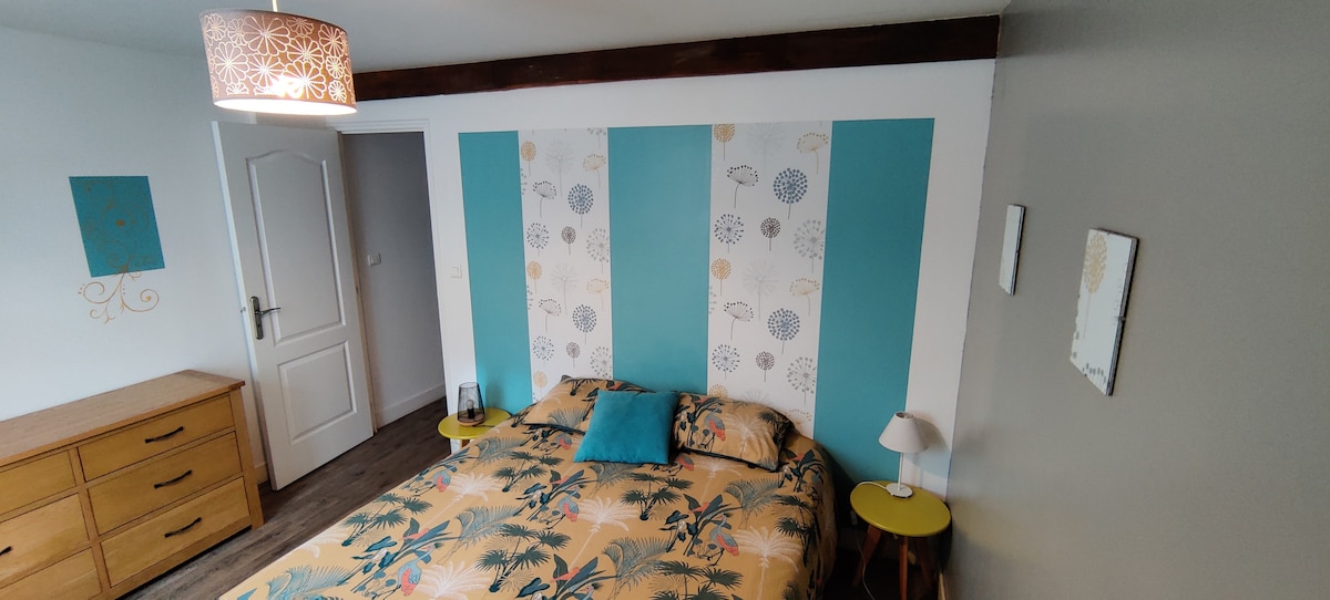 位于一楼，配有一张160x200厘米的床。
配有梳妆台和衣架。